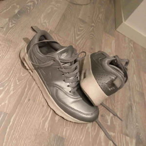  - Nike Air Max, silver. Storlek 38. Sparsamt använda 