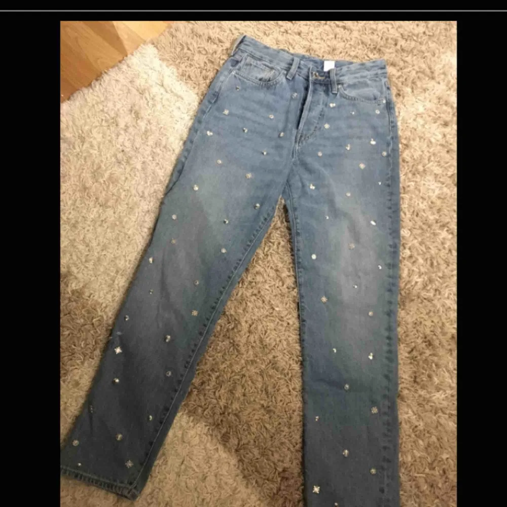FRAKT PÅ 39kr TILLKOMMER     Perfekta vintage fit jeans från H&M med nitar över hela framsidan. Aldrig använda då jag hoppades att jag var en storlek mindre än vad jag faktiskt var och har sedan dess endast legat i en låda.. Jeans & Byxor.