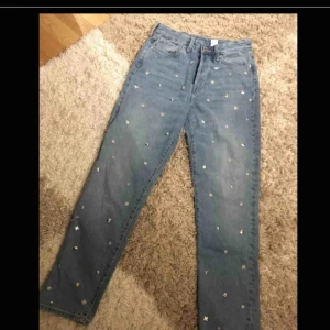 - FRAKT PÅ 39kr TILLKOMMER     Perfekta vintage fit jeans från H&M med nitar över hela framsidan. Aldrig använda då jag hoppades att jag var en storlek mindre än vad jag faktiskt var och har sedan dess endast legat i en låda.