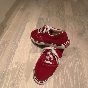  - Knappt använda röda Vans i storlek 38