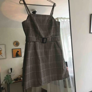  - Oanvänd, skitsnygg klänning från Primark. Köpte dessvärre fel storlek. En liten strl 40 eller 38 skulle jag säga. 