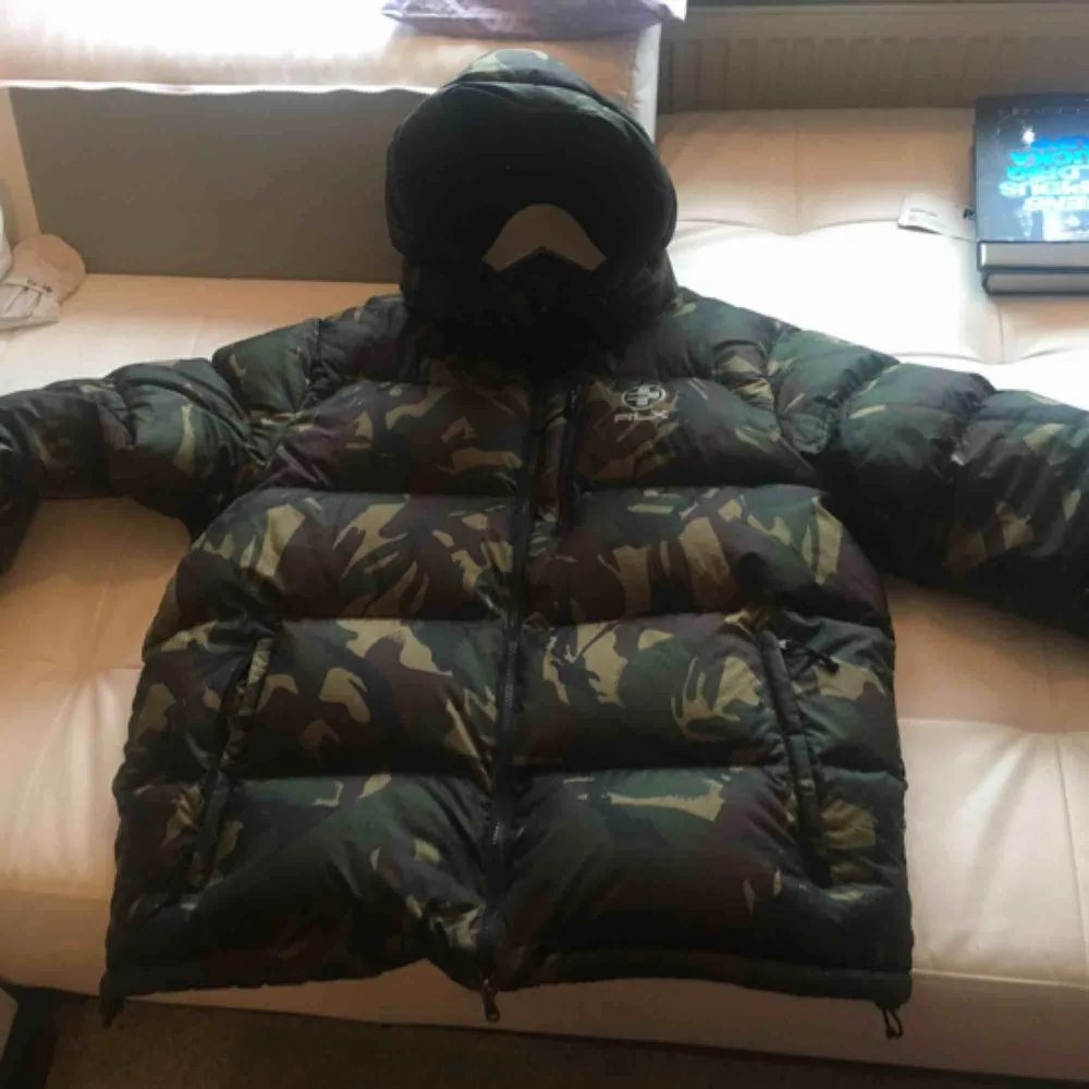 Ralph Lauren lättvikts dunjacka Stl Xl i fint skick.. enda defekten är ett litet håll som är bra lagat se bild  Pris 1000kr  Finns på Hägerstenåsen  Kan skickas mot frakt 93kr spårbart paket... Jackor.