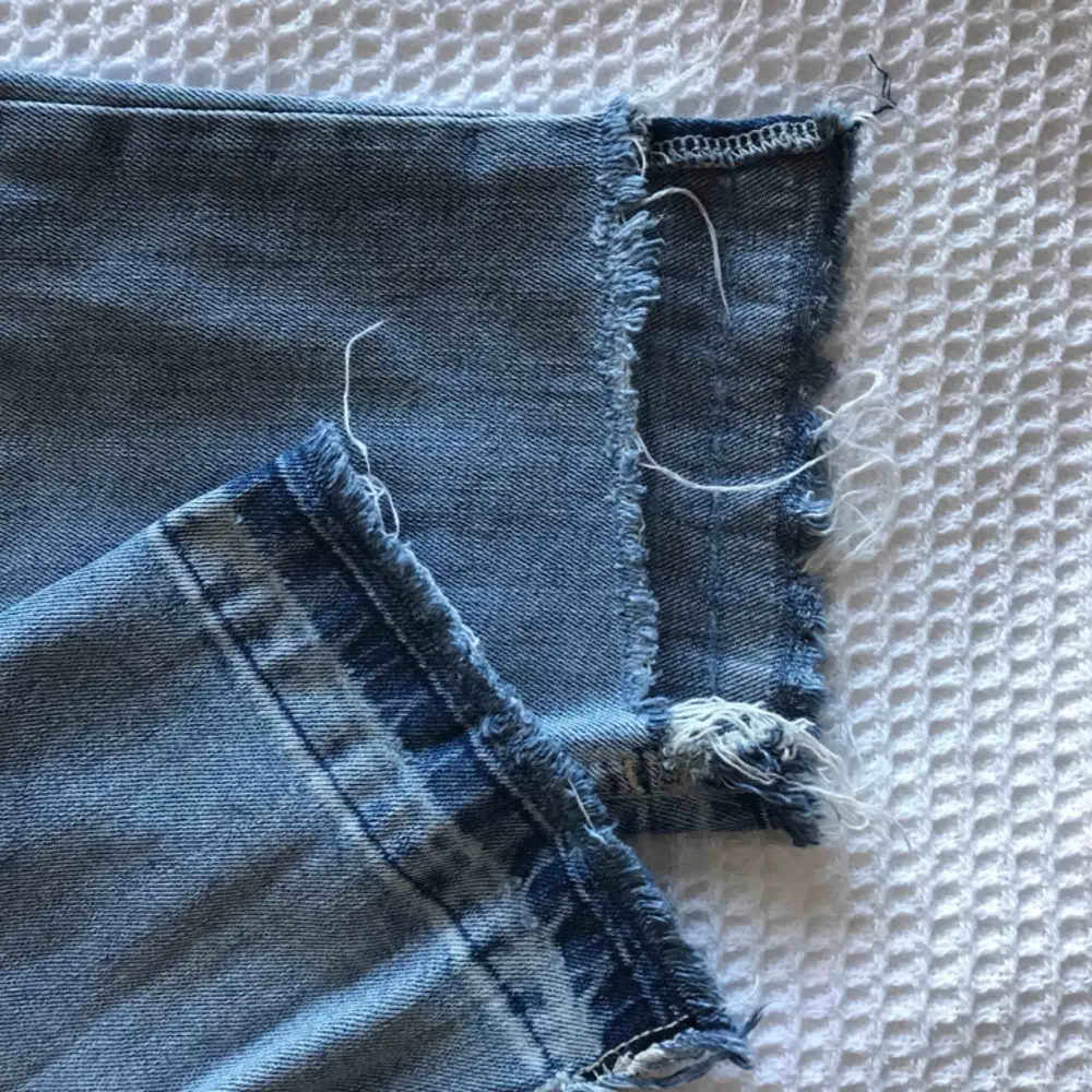 Coola jeans från topshop i storlek W24 L28! De är i en väldigt fin blå färg, och sitter som momjeans. De är kortare fram än bak (se bild 3).  Generell info finns i min profil, kontakta mig om du undrar något!❤️. Jeans & Byxor.