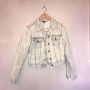 - • Jeansjacka från Topshop •  Figurnära modell i ljus denim med slitningar, använd men i bra skick.   50 kr + frakt