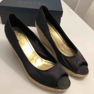  - Sparsamt använda (1 ggn) espandrillo kilklackar, öppen tå, jättesköna att gå i! 