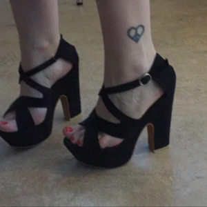  - Svarta klackar i strl 36. Knappt använda. Hög klack. 