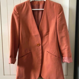  - Vintage!  Skräddad kavaj utan slag 1 knapp fram 2 fickor   Material 58% Polyester 42% Modal Linning 100% Polyester  Upphämtning centrala Uppsala Porto tillkommer vid frakt, 54kr