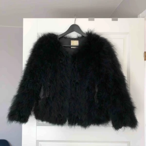  - Fjöderjacka ifrån PelloBello.  Perfekt till vår och hösten! 🥰 Fint skick!  Ny pris 1200kr Mitt pris 500kr.  Frakt tillkommer. 