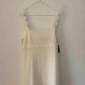  - Vit klänning med blommor. Köpt på tradera. Ej märkt med storlek, skulle säga att den passar en M. 