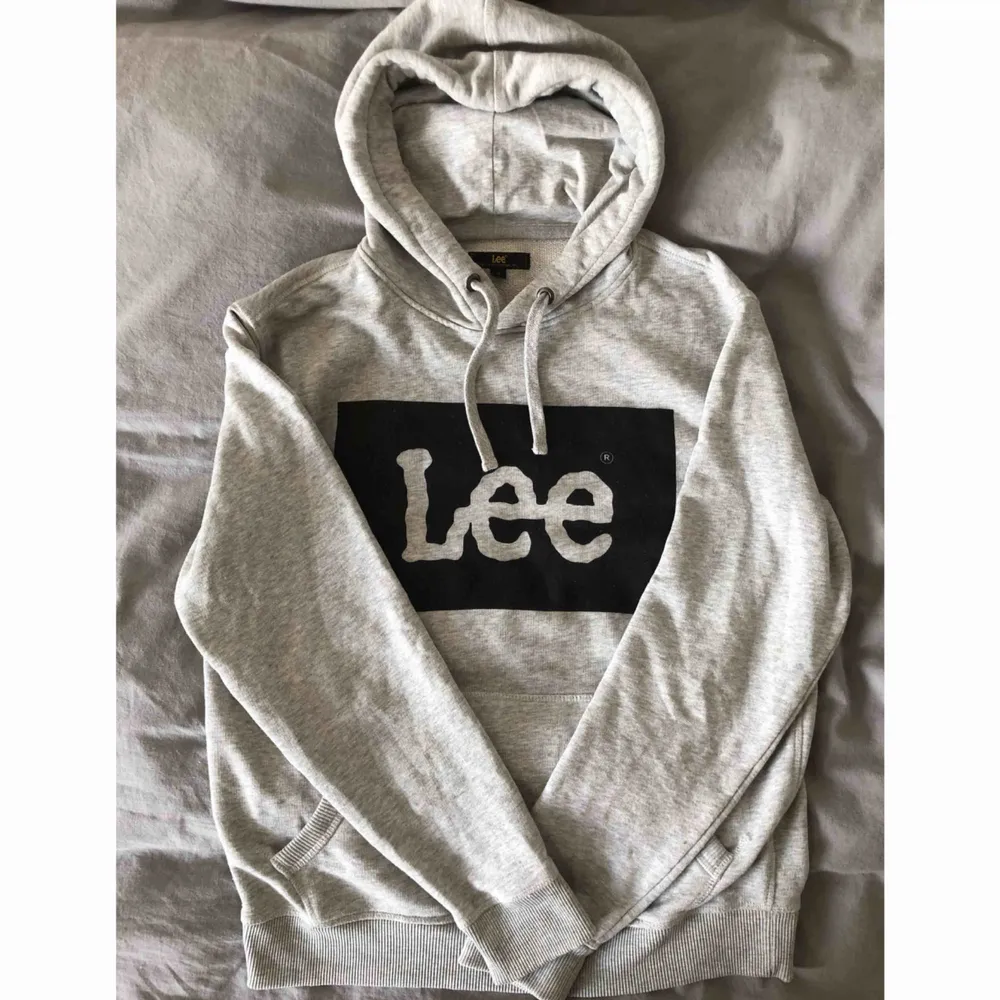 Snygg Lee hoodie som är använd men i gott skick. Något ”luddig” på själva märket, men annars felfri. Frakt tillkommer och betalningen sker via swish.. Hoodies.