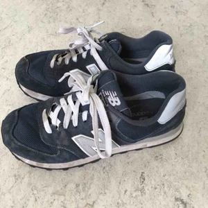  - Snygga skor som används för sällan. Modellen är 574. Använda men fortfarande i bra skick. Öppen för förhandling vid snabb affär. Frakt tillkommer om skorna ska skickas.