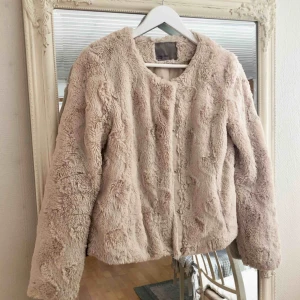  - Snygg ljusbeige pälsjacka (fake)! Kommer tyvärr inte till användning! 