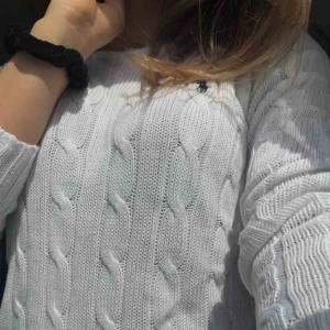 - En vit stickar tröja från polo ralph lauren men ett blått märke. Säljer då jag inte använder den särskilt mycket längre.   Ganska gammal och urtvättad men fortfarande fin.  Priset kan diskuteras men frakt tillkommer och jag tar swish :)
