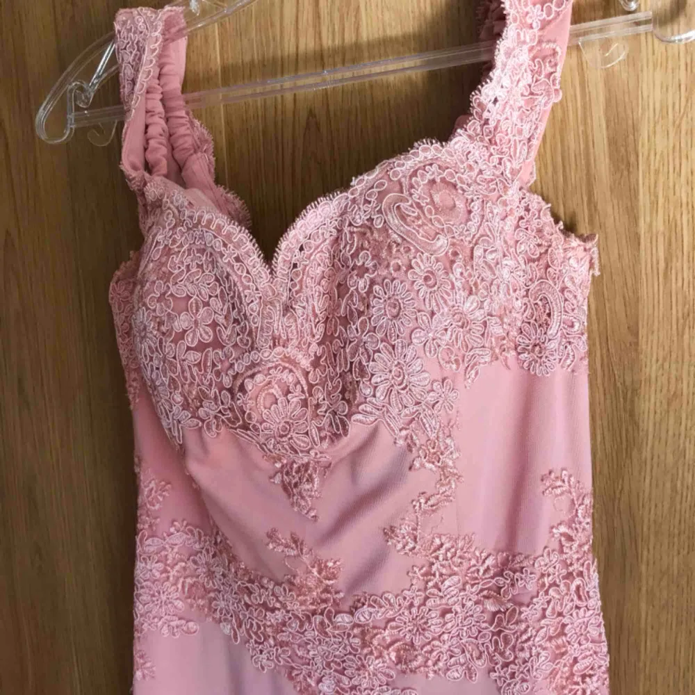 Säljer min Rosa mermaid bal klänning off shoulder i storlek 8 (36-38), aldrig använd, hämtas i Kristianstad eller fraktas 💘. Klänningar.