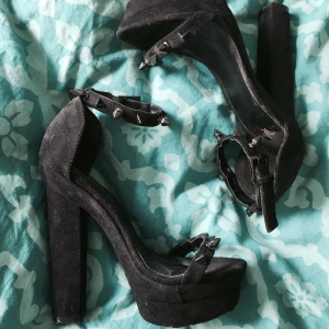  - Oanvända från Nelly. Svarta nitar på banden!