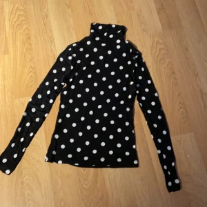 Polotröja från H&M i stolek xs - Svart,prickig långarmad med ett tunnt material. Andvänd ca.2 ggr. Betalning sker via Swish 