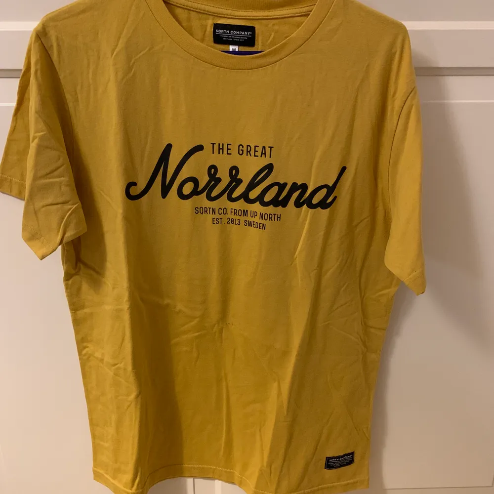 Riktigt fin senapsgul The Great Norrland t-shirt i storlek M🤩 Inköpt för 399kr och säljer för att den tyvärr inte används längre. Säljer för 280kr inkl frakt✨. T-shirts.