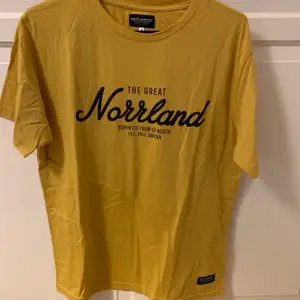 Riktigt fin senapsgul The Great Norrland t-shirt i storlek M🤩 Inköpt för 399kr och säljer för att den tyvärr inte används längre. Säljer för 280kr inkl frakt✨