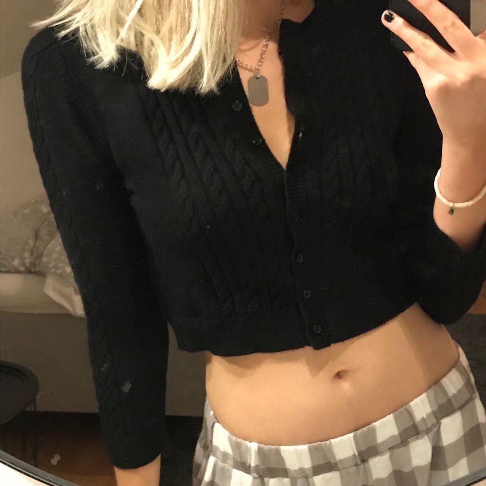 Skitsnygg croppad kofta från zara med trekvartsärmar. mjukt och tjockt material. Funkar både som tröja eller kofta till tex ett linne. Aldrig använd så i nyskick. Står M men den är liten i storleken så skulle säga S. (Jag är m & 177 lång som referens) skriv för fler bilder. Tröjor & Koftor.