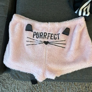 Pyjamasshorts - Säljer dessa söta pyjamasshorts, nästan helt oanvända. Storlek 36/S. 