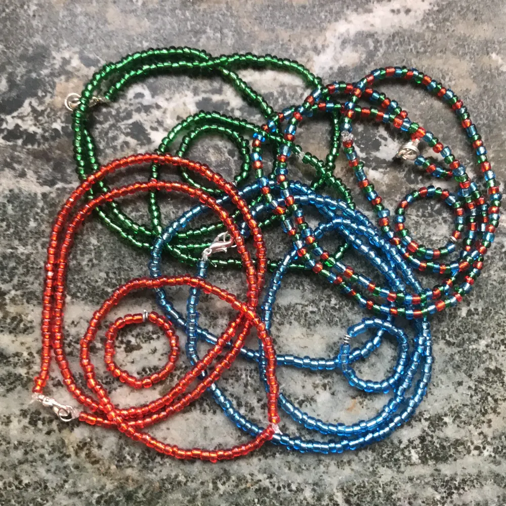 Fina smycken i glansiga röda, blå och gröna glaspärlor! Varje färg samt blandad färg finns i halsband, armband, ring och örhängen! Ring: 15kr, örhängen: 20kr, armband: 25kr, enfärgat halsband: 40kr, mönstrat halsband: 50kr🥰 Frakt på 12kr tillkommer, fast om du köper 5 smycken eller fler (välj bland alla mina annonser) så bjuder jag på frakten! ✨. Accessoarer.