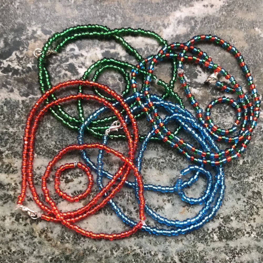 Fina smycken i glansiga röda, blå och gröna glaspärlor! Varje färg samt blandad färg finns i halsband, armband och ring! Man kan även beställa ett par örhängen i vilken färg man vill, då gör jag dem efter beställning! Ring: 15kr armband: 20kr enfärgat halsband: 35kr mönstrat halsband: 40kr örhängen: 20kr🥰 Frakt på 12kr tillkommer✨. Accessoarer.