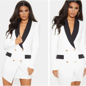 Kavaj klänning - Har använts endast en gång, super fin men kommer inte till användning alls ❤️köptes i våras 2020 och är från pretty little thing! 