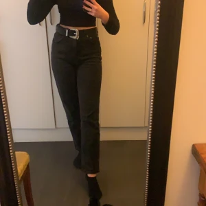Jeans  - Säljer mina svarta nästan helt oanvända jeans. I storlek 36, skitsnygga till vad som helst ! Köparen står för frakten men kan även mötas upp i Borås. 