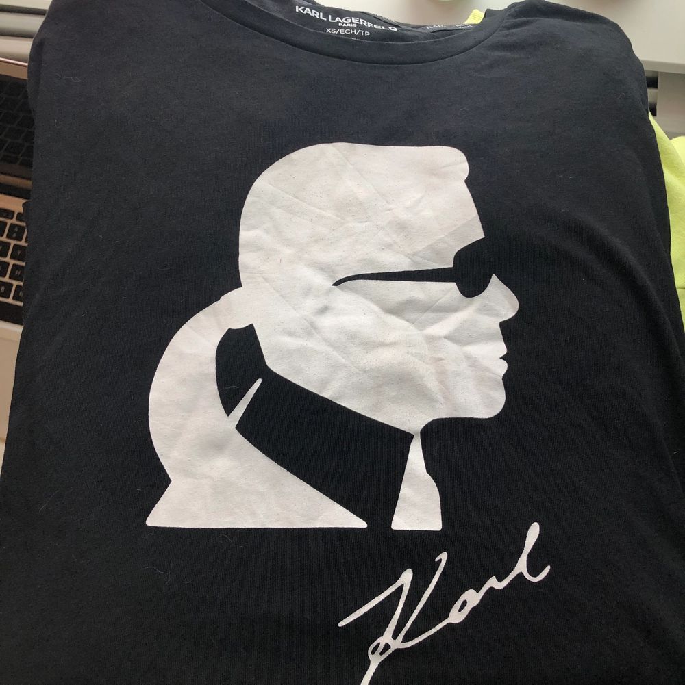 T-shirt från Karl Lagerfeld i strl XS. . T-shirts.