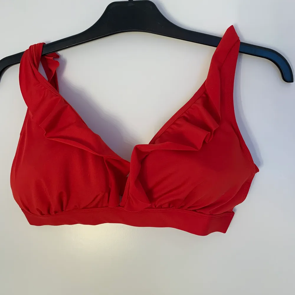 Röd bikini från Kappahl i storlek L. Söta volanger på toppen och superfin underdel. Säljer pga att jag aldrig använt den, köparen står för frakt (45kr) ☺️. Accessoarer.