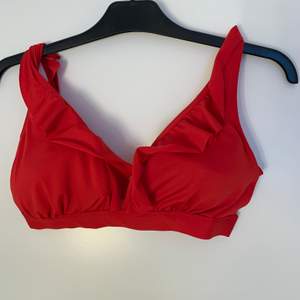 Röd bikini från Kappahl i storlek L. Söta volanger på toppen och superfin underdel. Säljer pga att jag aldrig använt den, köparen står för frakt (45kr) ☺️