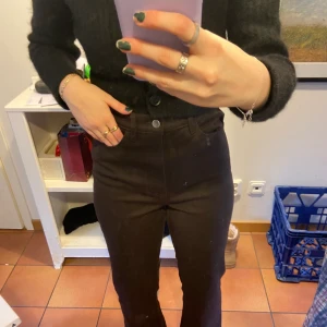 Bruna jeans - Säljer dessa bruna trendiga jeans ifrån Lindex. Aldrig använda, inprincip helt nya. Köparen står för frakten💕