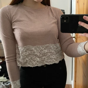 Söt rosa tröja - Jättefin och gullig tröja från Newyorker med söta spetsdetaljer. Superskönt mjukt material! Kan både användas till vardag och som en finare tröja. 