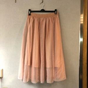 Rosa kjol från LINDEX - Rosa kjol Varumärke : LINDEX Storlek : EUR S / UK S  