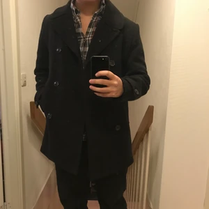 Kortare rock från H&M - Snygg svart i tjockt tyngre material. 