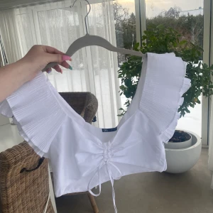 Söt topp - Säljer denna toppen köpt på Plick men som va för stor för mig. Är i vanliga fall en S men den är en M och har inte så mycket att fylla ut den med😅. Köpt för 100 kr (plus frakt) men kommer sälja den för 80kr plus frakt. 