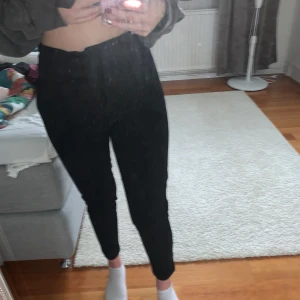 Kostymbyxor strl xs - Kostymbyxor i strl xs med sametsrand på sidan. Aldrig använt.