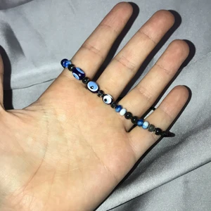Armband - err blått sten armband! Armbandet är köpt på maldiverna ! Köpte det när jag var där. Dessa ögonliknade stenar sägs bringa tur🦋