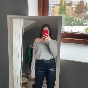 Nakd tröja - Grå tröja från nakd. Man kan ha den som på bilden eller annat. Använd men i nytt skick.