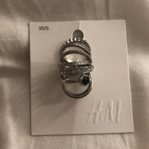 Ringar - Super fina silver riggar som jag aldrig har andvänt , skit coola och simpla! I storlek xs/s🖤🤍 frakt kostar ca 11kr