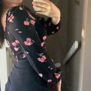 Blommig tröja - Säljer denna super söta blommiga tröjan. Den sitter super snyggt och är jätte skön. Är i bra skick🥰 