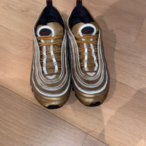 Nike air Max 97 - Väl använda men fortfarande fina! :) Möts i centrala Sthlm eller skickas om du står för frakt! 