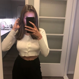 Tröja från monki  - Säljer denna jättefina tröjan från monki, endast använd 1 gång så den är i princip helt ny. Nypris 200, säljer för 100 + frakt 💕💕💕 den går att ha stängt, öppen hur man vill 