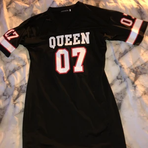 Klänning - Oanvänd klänning, eller stor T-shirt om man vill ha den som det. 