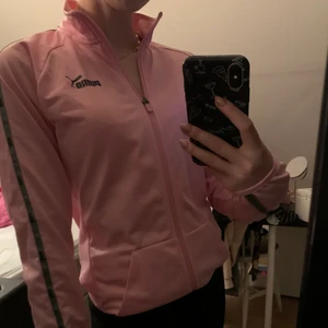Rosa puma kofta - En rosa puma kofa med grå detaljer och dragkedja. Passar storlek XS. Använd några gånger men är i bra skick