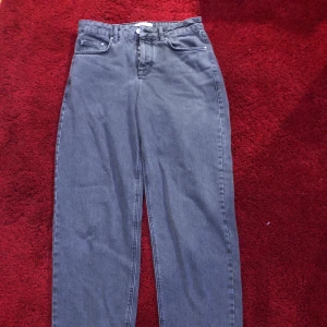 Grå baggy jeans - Asos design baggy jeans, storlek 28W 32L. Använda 2 ggr. Säljer för att byxorna endast ligger i garderoben och skräpar. Vid ytterligare frågor är de bah att kontakta 