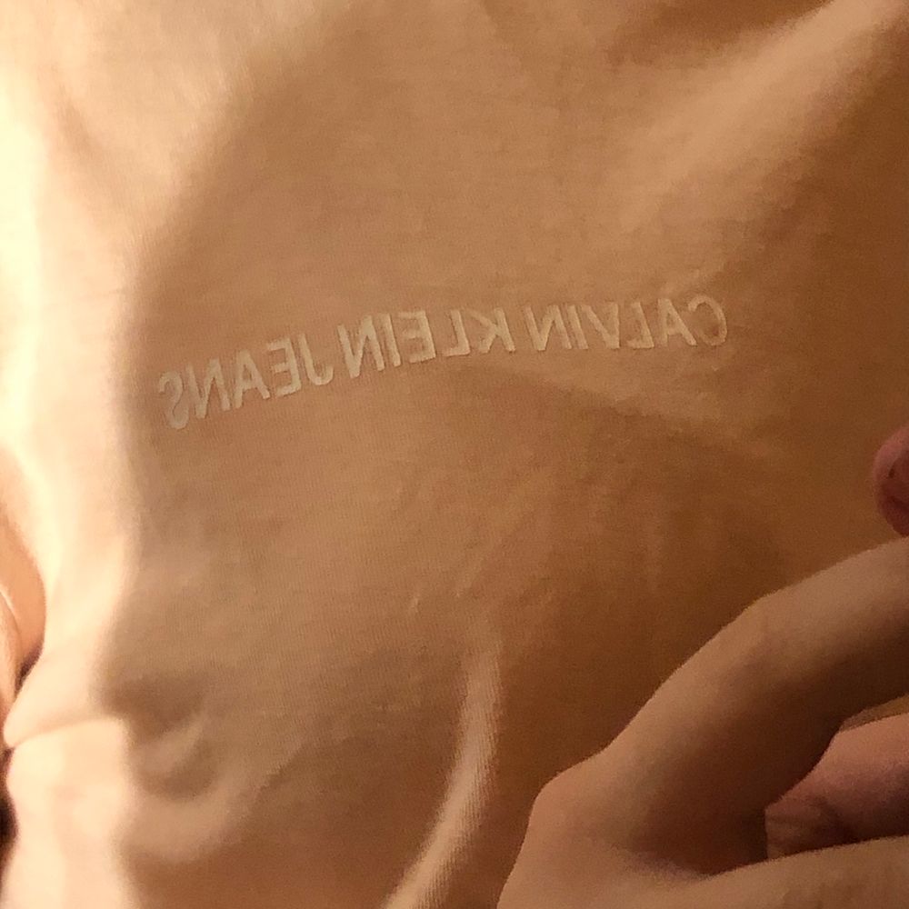 Jag säljer denna nästan helt oanvända t-shirt. Köpt för ca 300 kr, säljer för 60 kr+frakt:) Säljer pga ingen användning & passar inte i rosa. Storlek M men passar även mindre eller större beroende på hur man vill ha passformen. T-shirts.