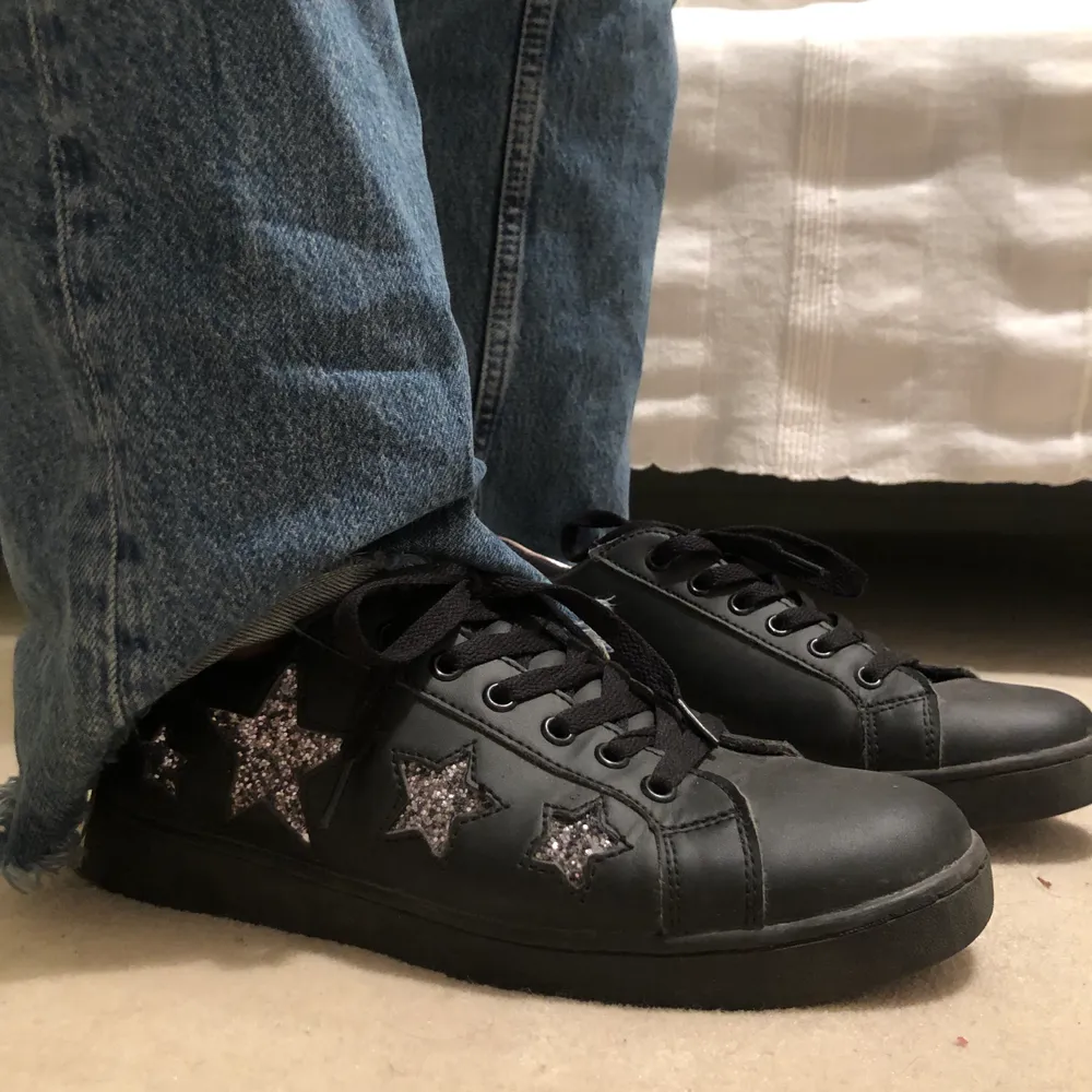 Ett par super fina svarta sneakers med stjärnor. Köptes för 799kr❤️. Skor.