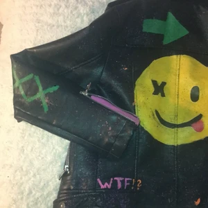 Mango skinn jacka med tryck - Köpt här på Plick med egenmålade tryck, storlek XS 150 kronor<3