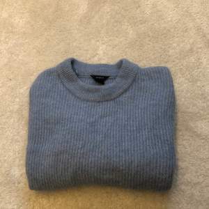 Jättefin och mysig stickad tröja i en ljusblå färg. (Den verkliga färgen gör sig bäst på sista bilden) Knappt använd, därav jättebra kvalité. Säljer pga har inte fått användning för den. 